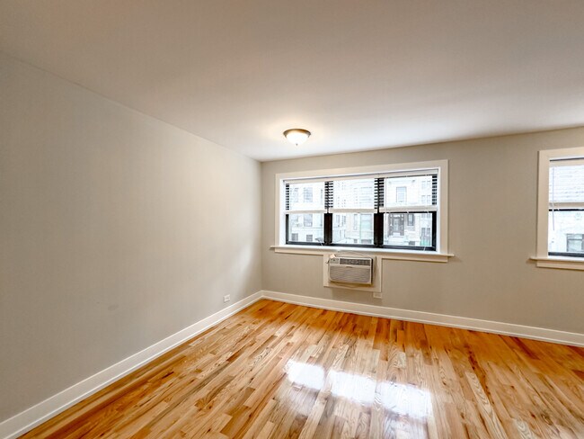 Building Photo - 510 W Briar Pl