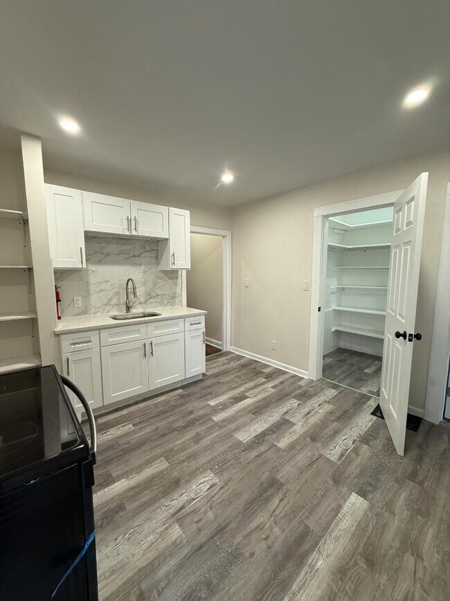 Building Photo - 161 6th Ave