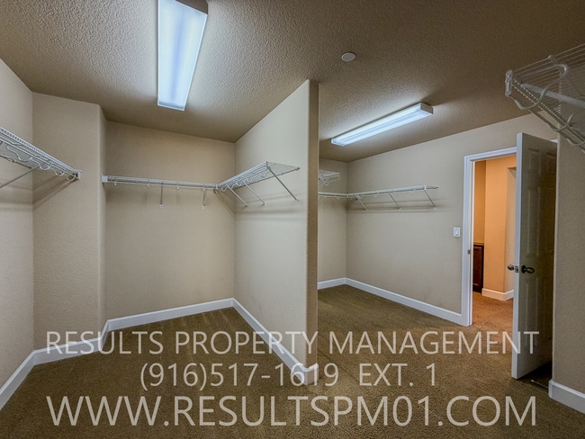 Building Photo - Elegance and spacious Mini Mansion