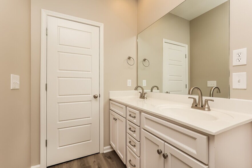 Building Photo - 708 Mitscher Dr