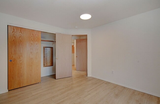 Building Photo - Spacious 3bd 2.5ba Unit in 4Plex - Avail. Now!