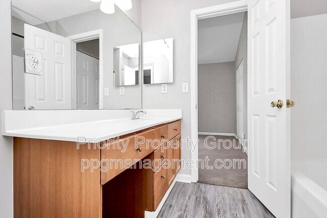 Building Photo - 9365 Glenwater Dr