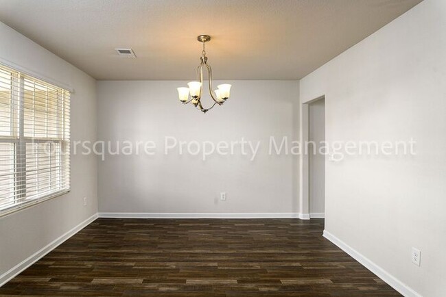 Building Photo - Spacious 3-Bed Home with Loft, Modern Kitc...