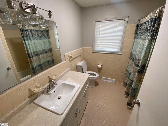 Building Photo - 204 Oakwood Dr