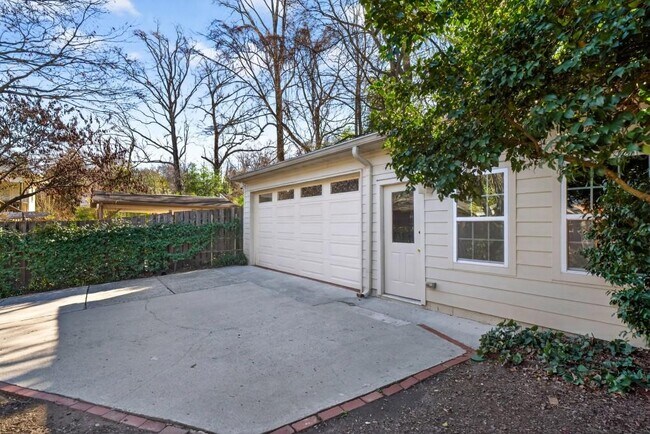 Building Photo - 719 Elkmont Dr NE