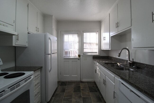 Building Photo - April FREE On This 2 Bedroom 1 Bath Duplex In The Waldo Area