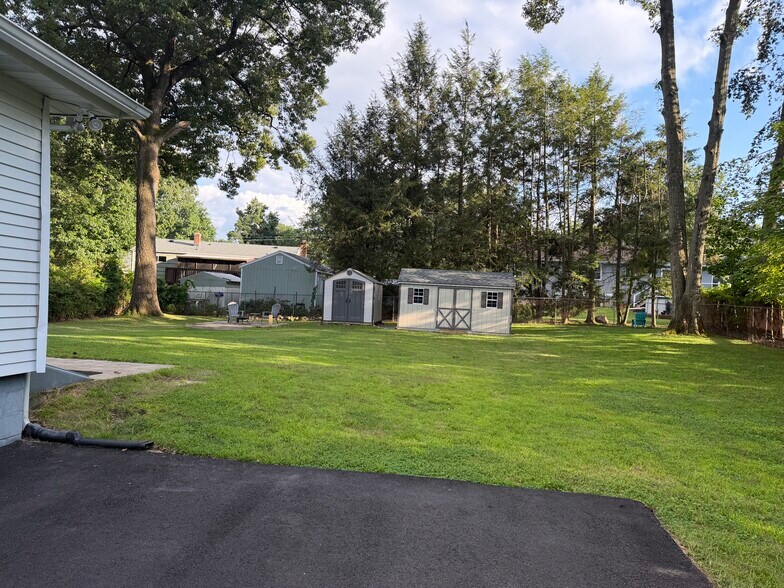 Large fenced backyard - 16 Phelan St