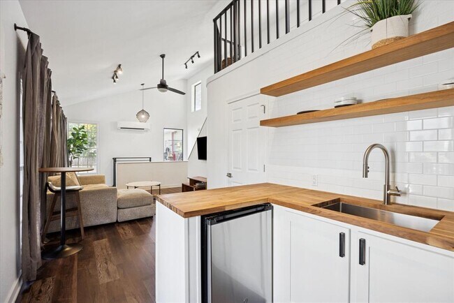 Building Photo - 604 Pressler St