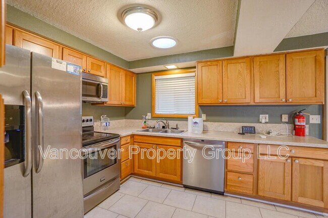 Building Photo - 403 NE 123rd Ave