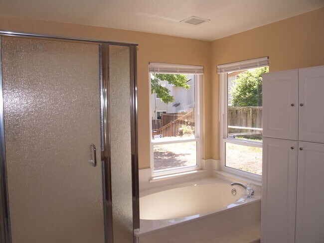 Building Photo - Beautiful West Dublin Home with Spectacula...