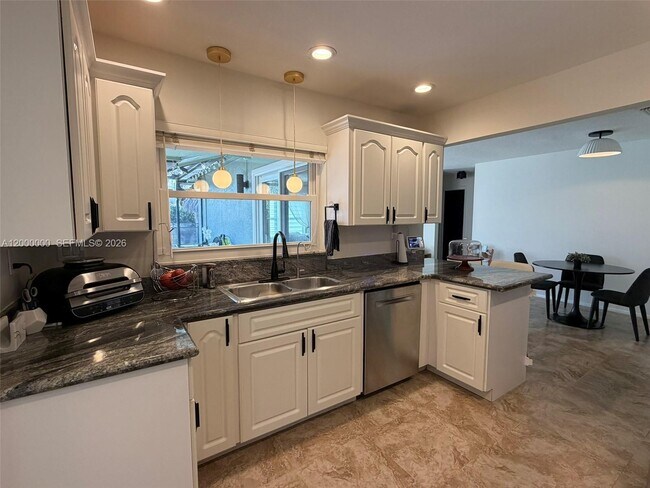 Building Photo - 5704 SW 116th Ave