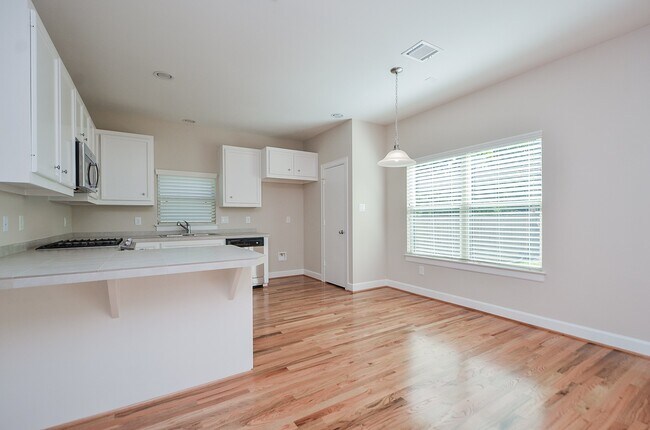 Building Photo - 924 E 39th St