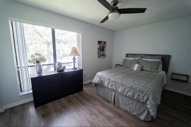 Building Photo - 822 Sandtree Dr