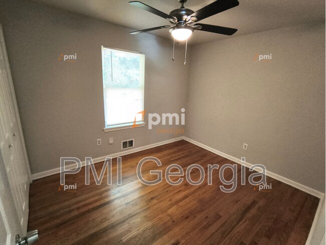Building Photo - 819 Forrest Cir SE