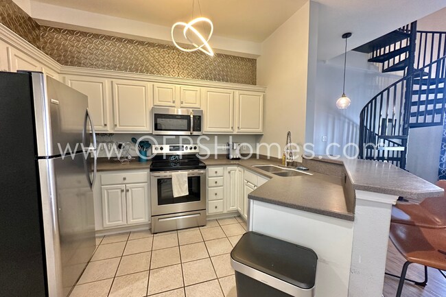 Building Photo - 3/3 DESTIN CONDO... Minutes from the beach!!