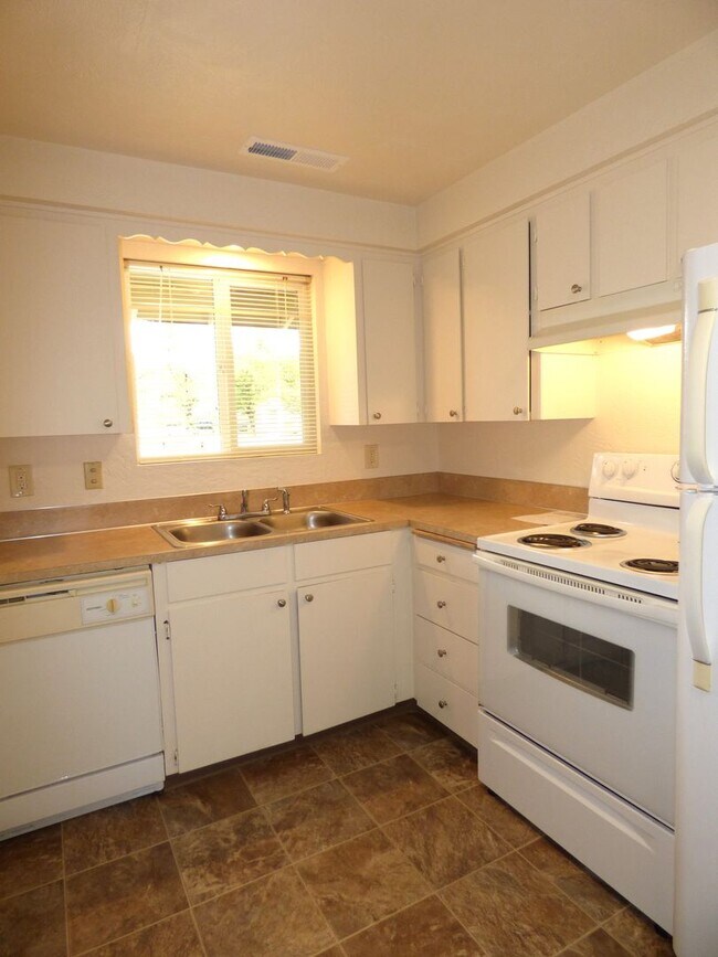 Building Photo - Rent Special: 1/2 Off July's Rent!! Ground Level 1 Bedroom 1 Bath W/ AC