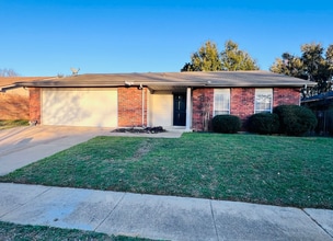 Building Photo - 2801 Meadowview Dr