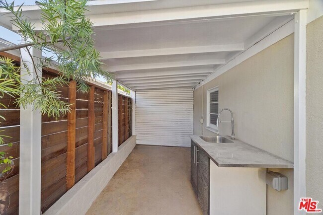 Building Photo - 920 Carrillo Dr