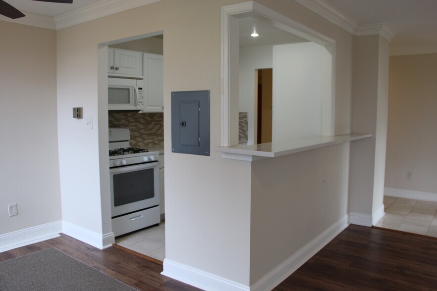 Building Photo - 1512 S Arlington Ridge Rd