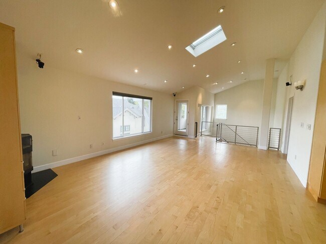 Building Photo - Spacious 3-Bedroom, 2-Bath Home in the Hea...