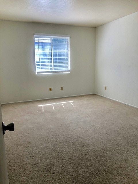 Building Photo - Upstairs Three Bedroom Condo ~ N. Prescott