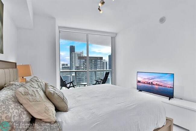 Building Photo - 475 Brickell Ave