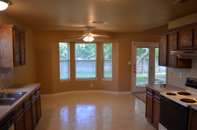 Building Photo - Fantastic 4BR/2BA in Highly Sought After Country Trails!