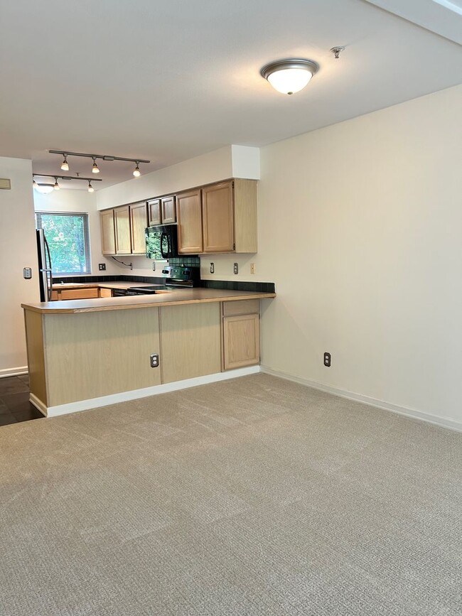 Building Photo - 2bd/1.75ba Kirkland Condo