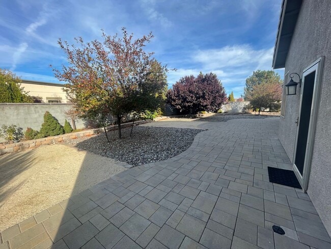 Building Photo - Sparks Home in Gated Community!