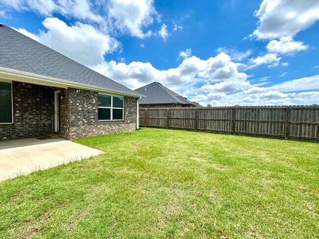 Building Photo - Gorgeous Home with Vaulted Ceilings and La...