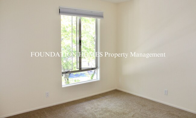 Building Photo - 80 Surrey Ln
