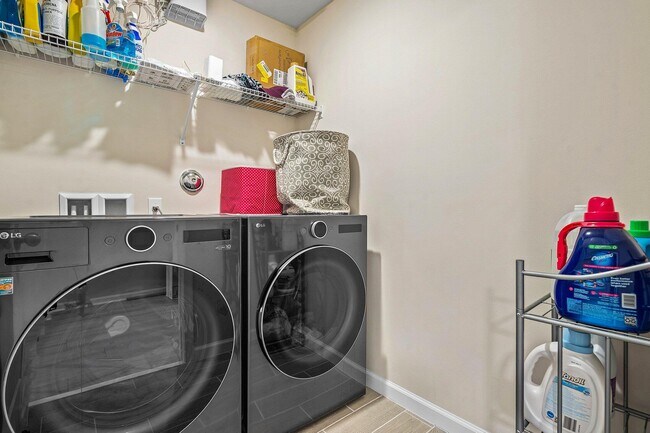 Building Photo - 5623 Enclave Dr