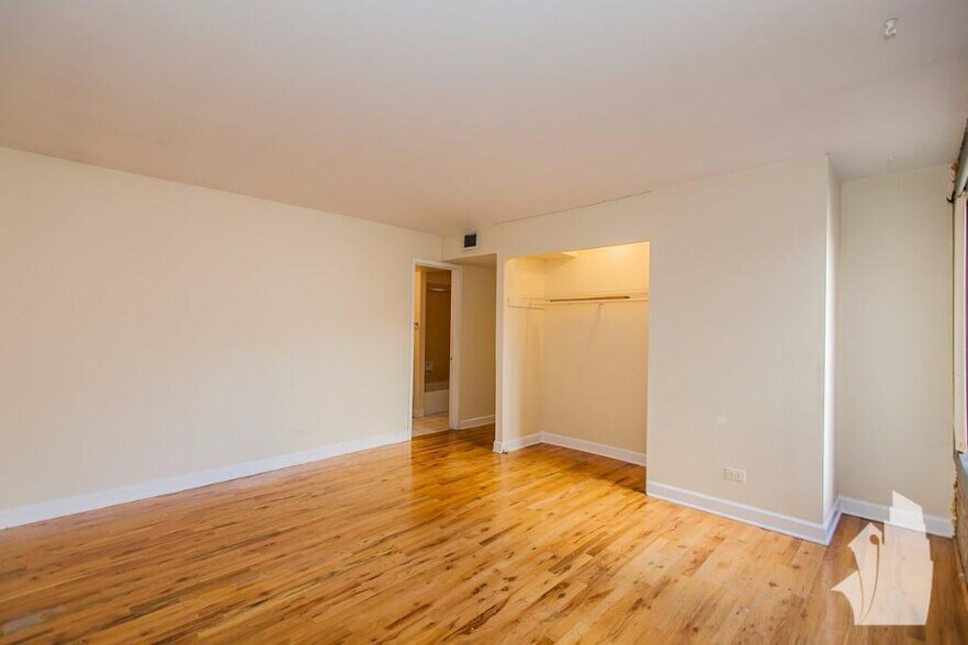 Building Photo - 1220 N La Salle Dr