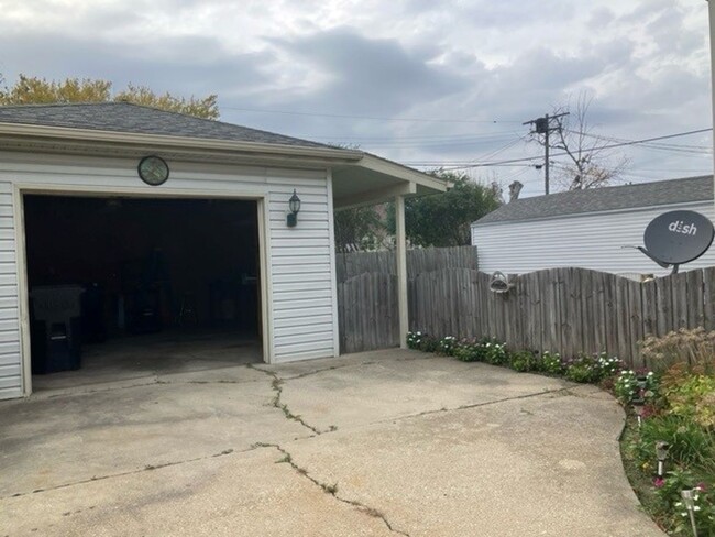 Building Photo - Beautiful Single Family Home in Racine