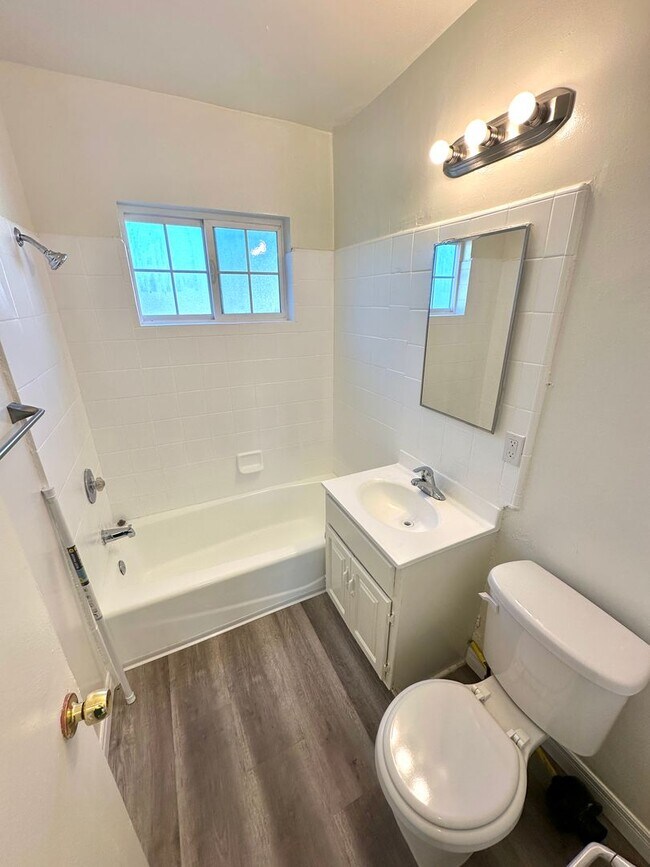 Building Photo - Cute 1bd/1ba move in ready in NoHo