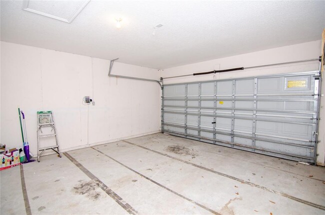 Building Photo - 1129 Knollwood Dr