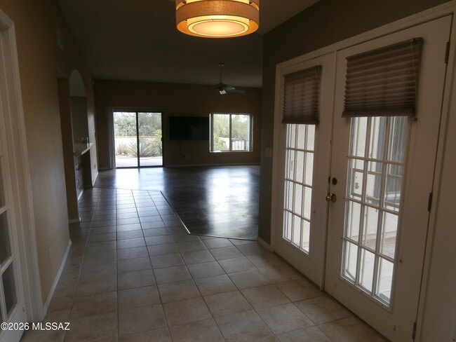 Building Photo - 870 W Calle de Emilia