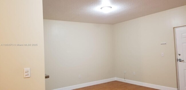 Building Photo - 115 SW 42nd Ave