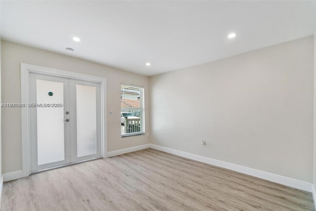 Building Photo - 330 W 74th Pl