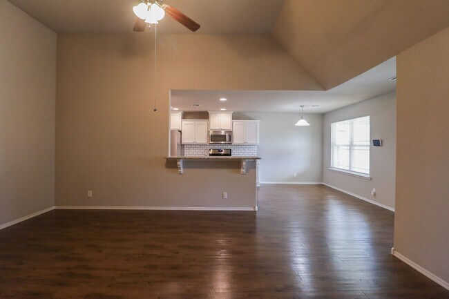 Building Photo - 3 Bed | 2 Bath in Broken Arrow!