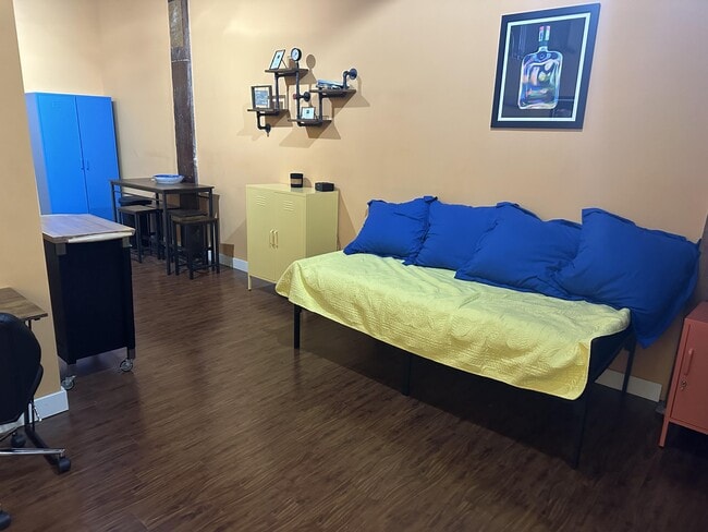 Building Photo - 585 S Upper St