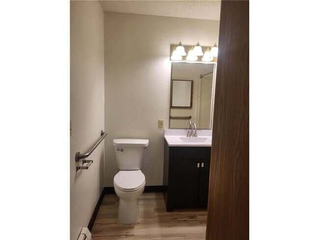 Building Photo - 609 Main St S