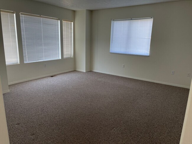 Building Photo - 2430 NW Granite Ct