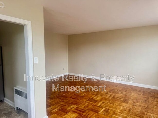 Building Photo - 910 E Sharpnack St