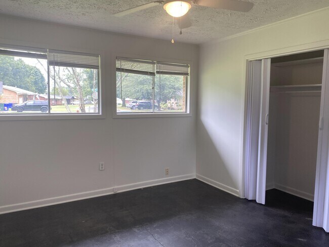 Building Photo - 2108 Independence St