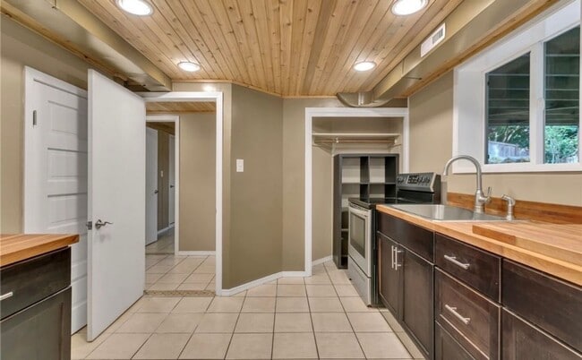 Building Photo - 4 Bedroom Kent home walking distance to lake meridian
