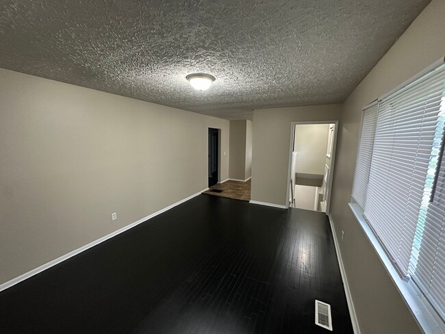 Building Photo - 3 Bed 2 Bath Home Located in Warren Township