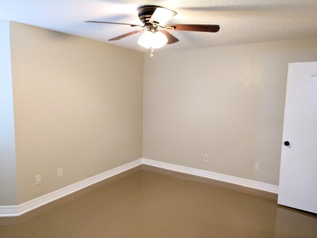 Building Photo - $1495 – 2 Bed / 1 Bath Condominium in cent...