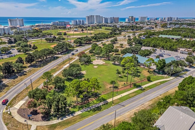 Building Photo - Destin Condo with Great Amenities