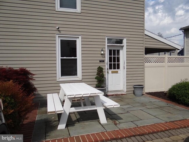 Building Photo - 510 Maple St